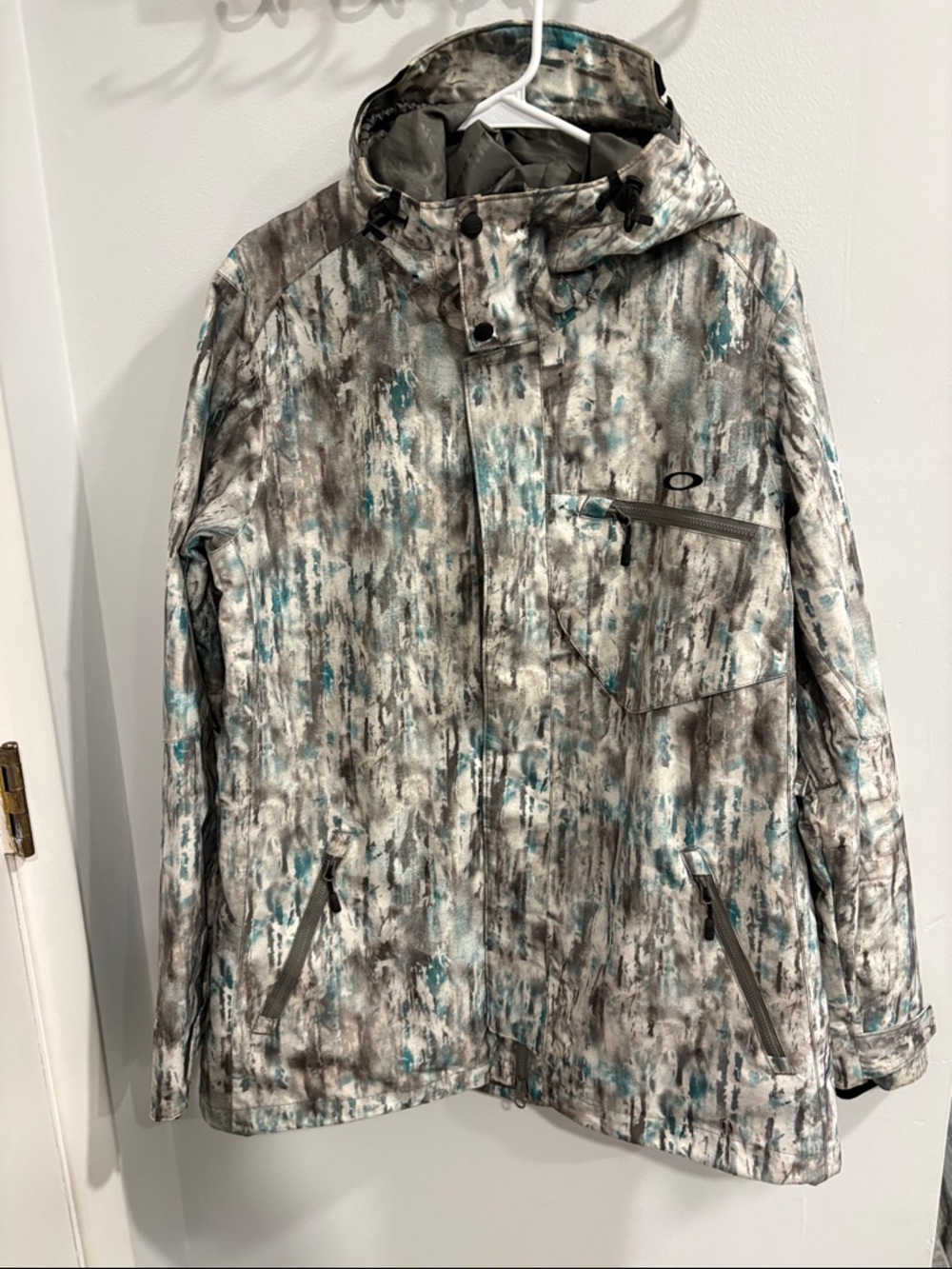 Oakley Parka Ski Jacket Green, Tan and Gray Interior Label Detail